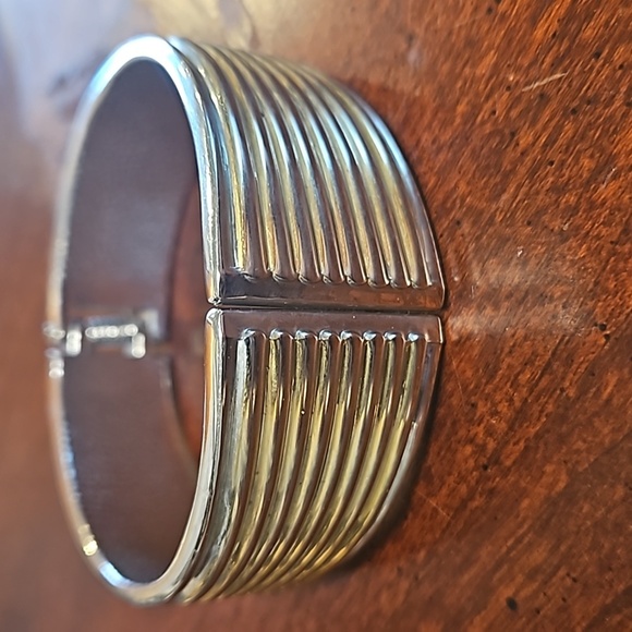 Bangle Statement Bracelet Hinged Magnetic Closure - Picture 7 of 10